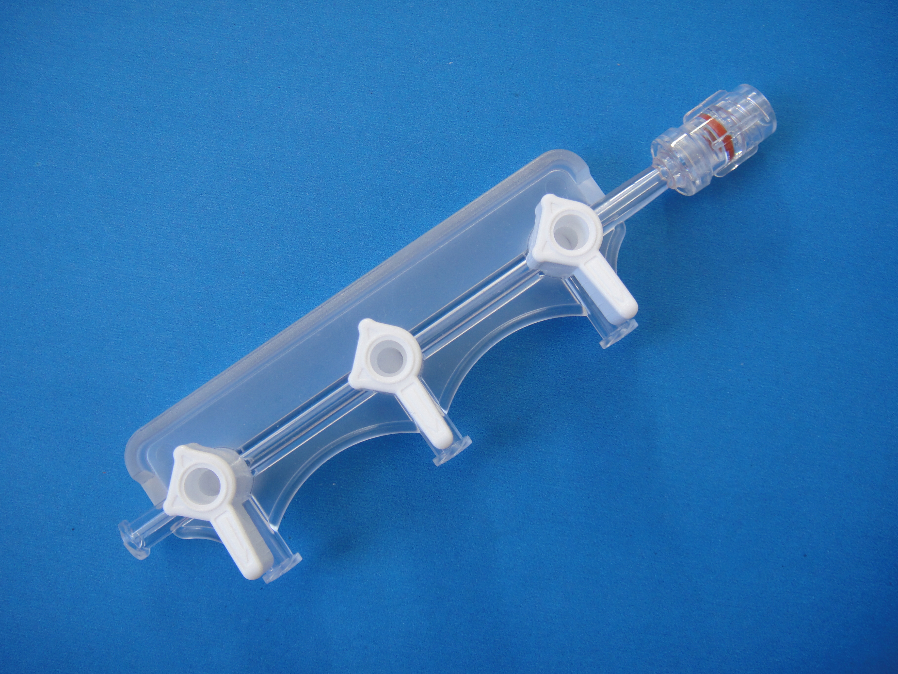 一次性使用醫用連通器, 250psi, 白鈕, On鈕, 三聯, 有加強筋