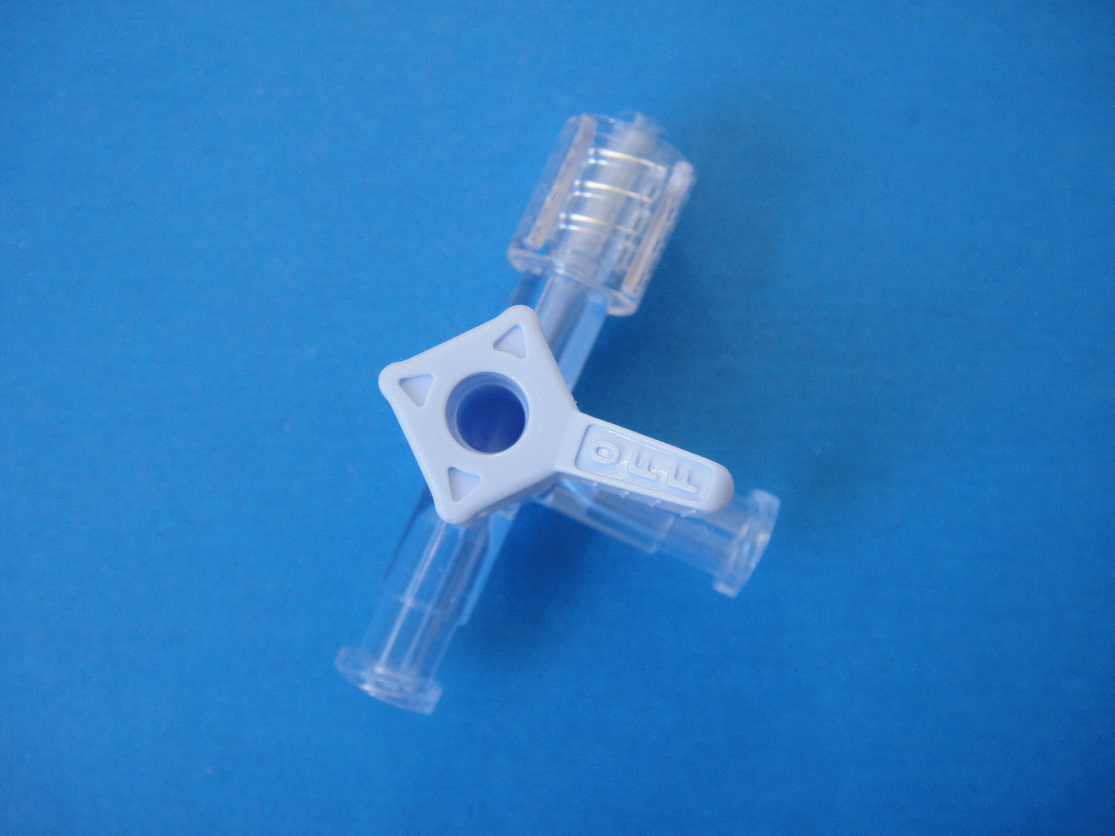 一次性使用醫用連通器, 450psi, 藍鈕、OFF鈕，外圈可旋轉公接頭，母魯爾接頭.